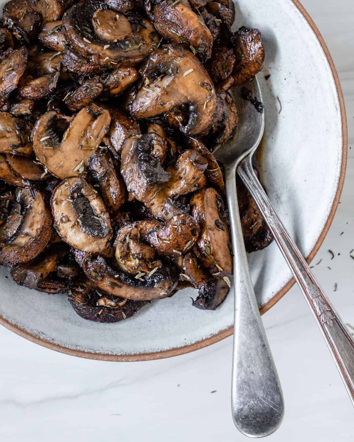 https://plantbasedonabudget.com/wp-content/uploads/2012/12/Simple-Roasted-Mushrooms-Plant-Based-on-a-Budget-11.jpg