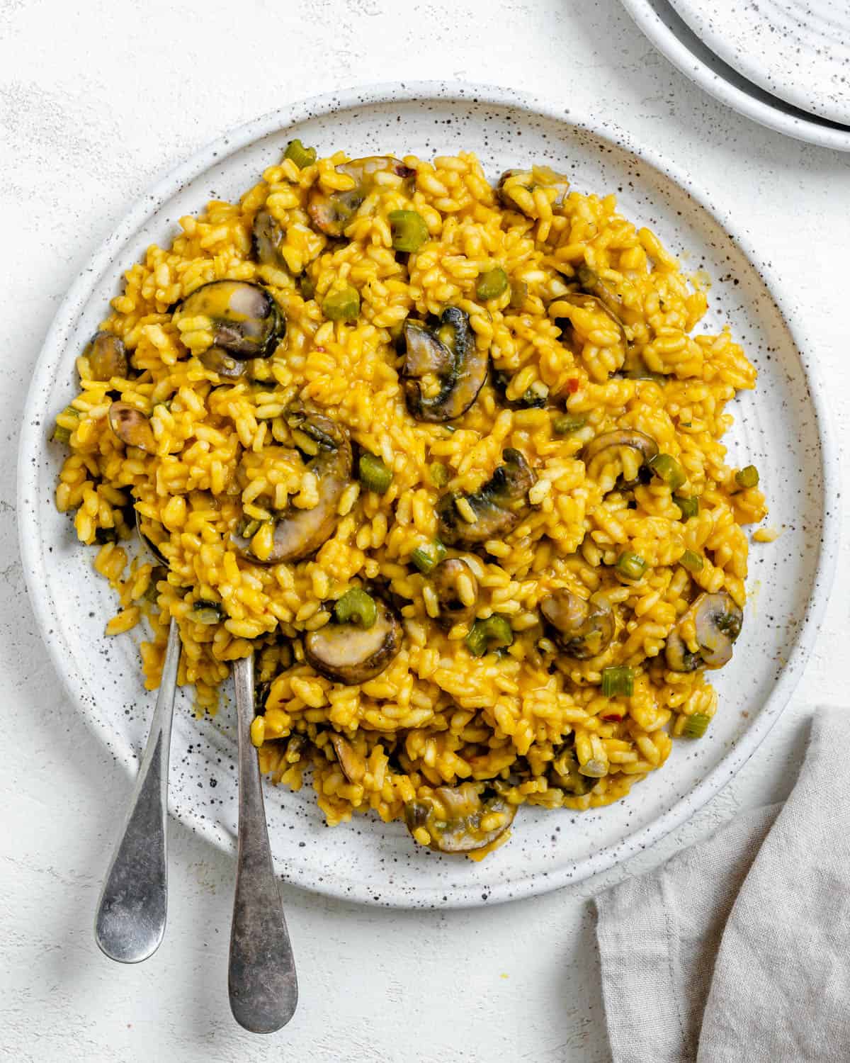 This Simple Pumpkin Risotto is a delicious weekend dinner option! It's creamy, full of yummy fall flavors, but is perfect to enjoy year round! #plantbasedonabudget #pumpkin #risotto #vegan.
