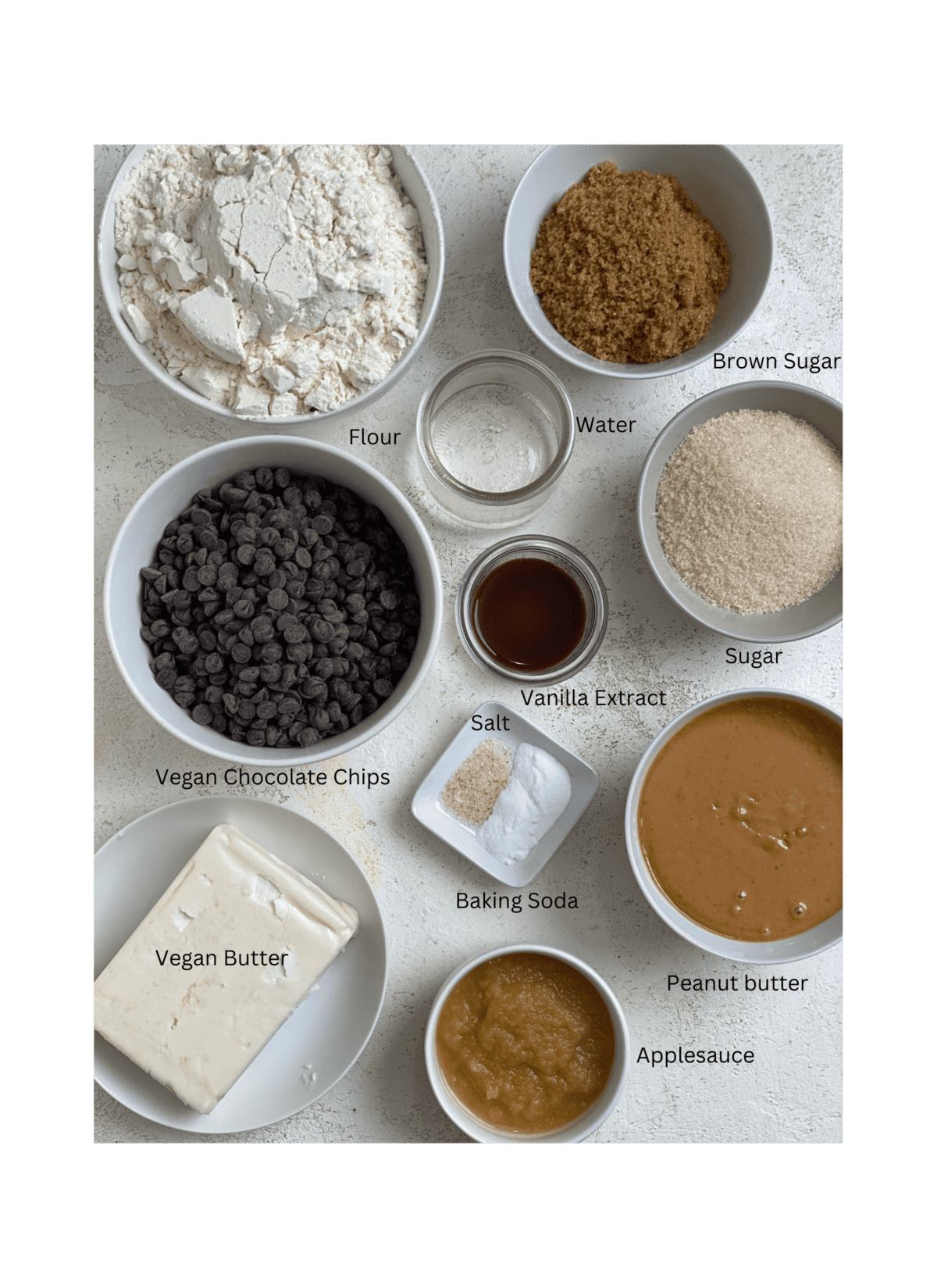 مواد تشکیل دهنده خمیر کوکی کره بادام زمینی خوراکی با یک سطح سفید اندازه گیری شده است