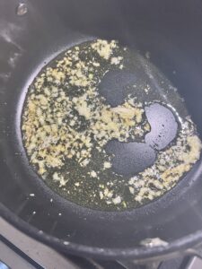 process of mixing garlic with lemon juice in pan