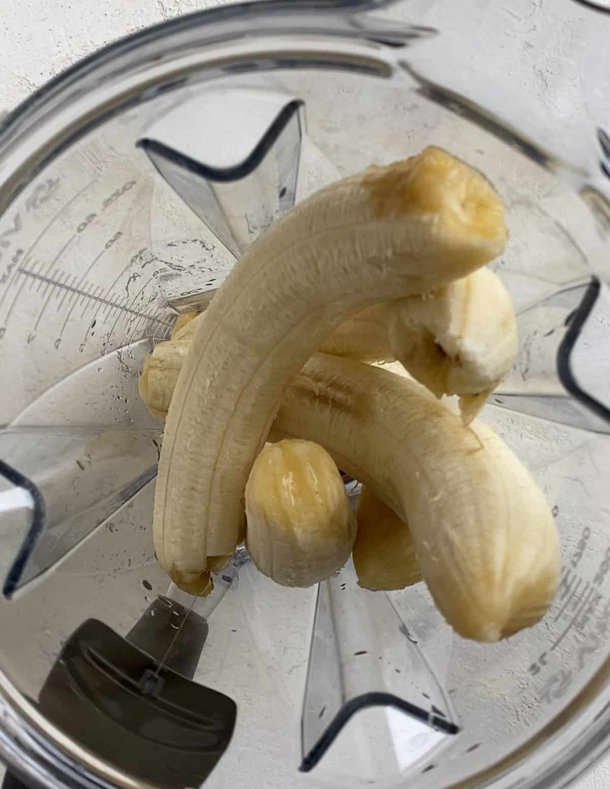 process of adding bananas to belnder