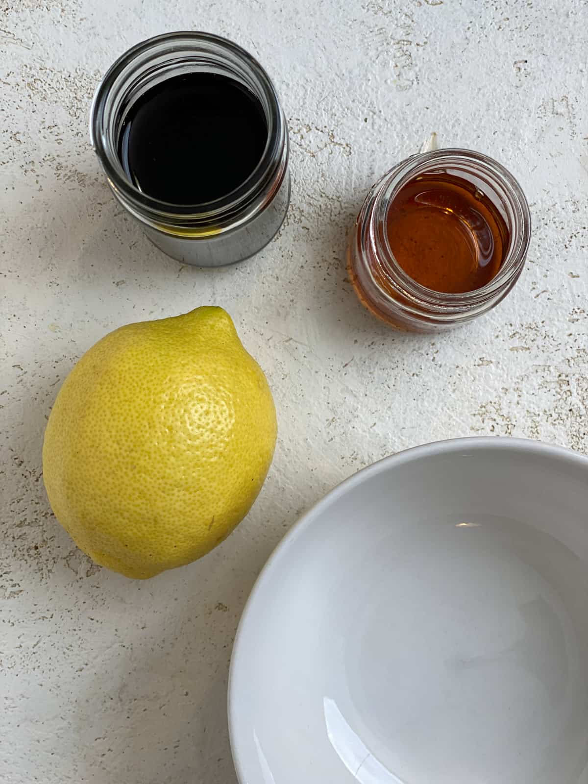 مواد لازم برای توفو ریحان لیمویی روی سطح سفید