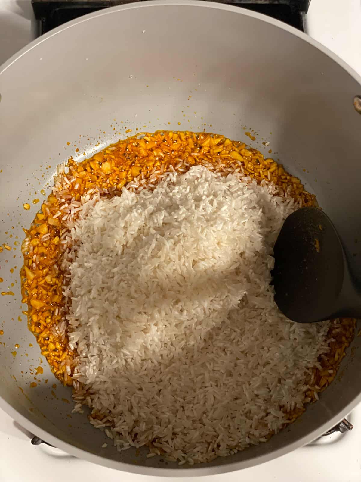 فرآیند هم زدن برنج در تابه