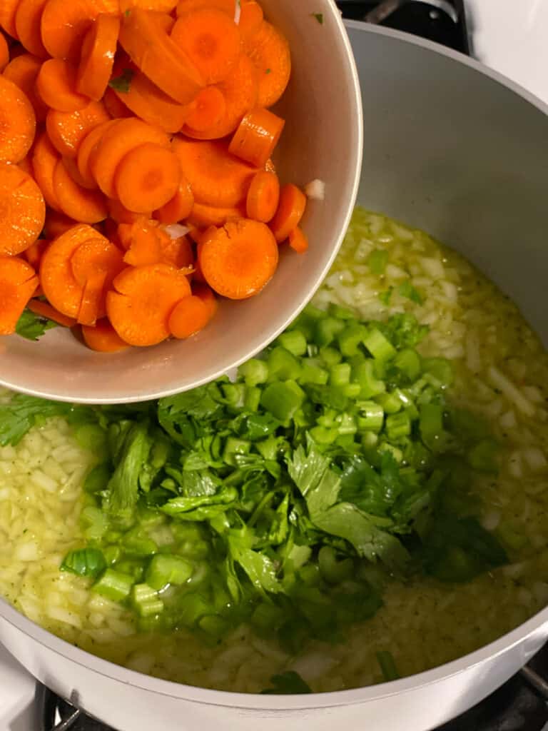 فرآیند اضافه شدن هویج به قابلمه