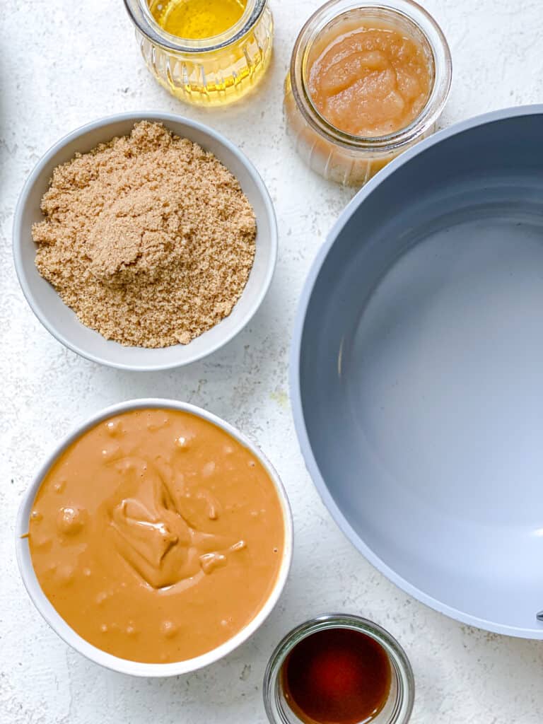 Zutaten für Easy Peanut Butter Granola, gemessen auf einer weißen Fläche