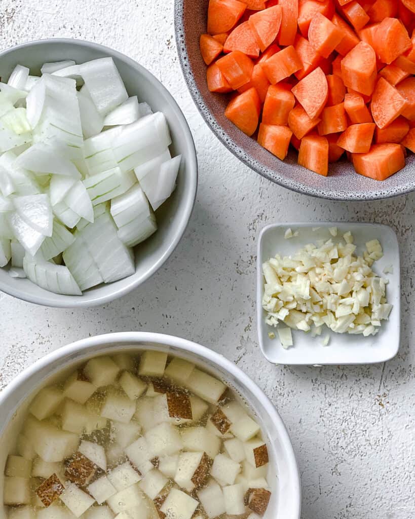 مواد تشکیل دهنده سوپ عدس و هویج با یک سطح سفید اندازه گیری شده است