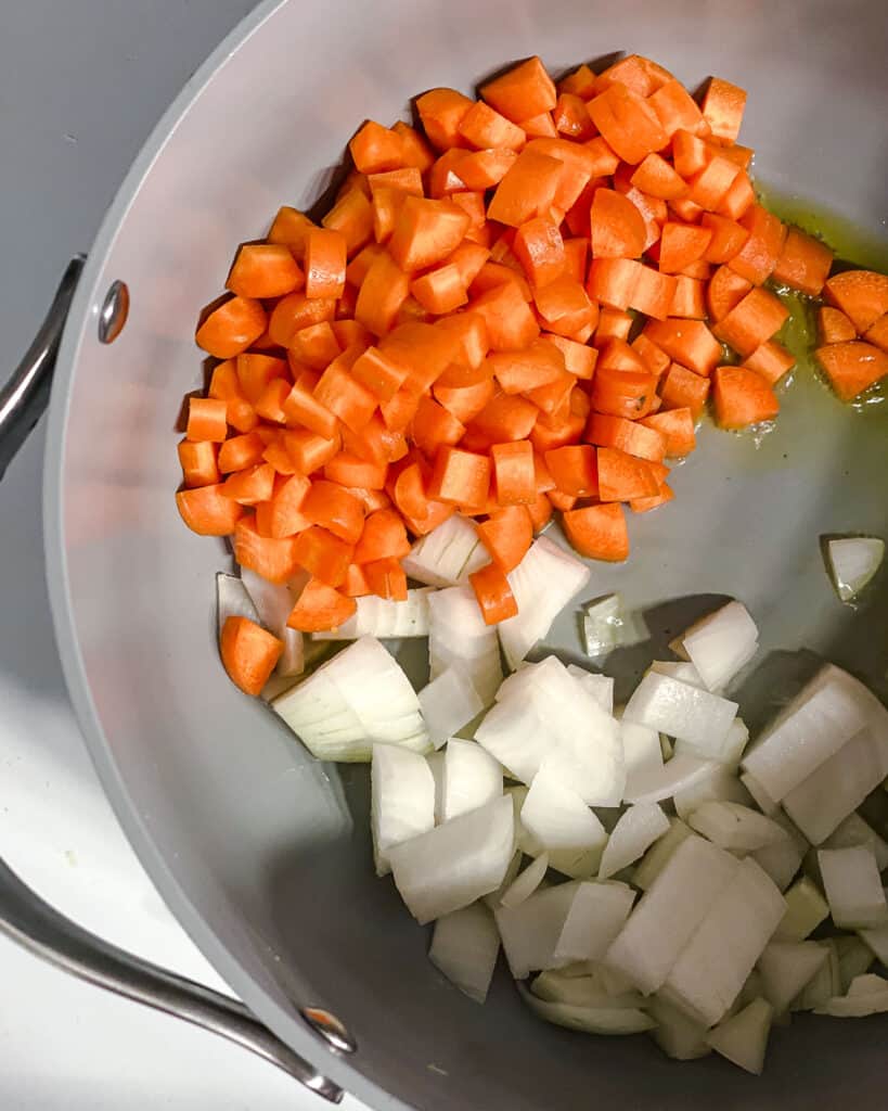 شات هویج و پیاز اضافه شده به ماهیتابه را پردازش کنید