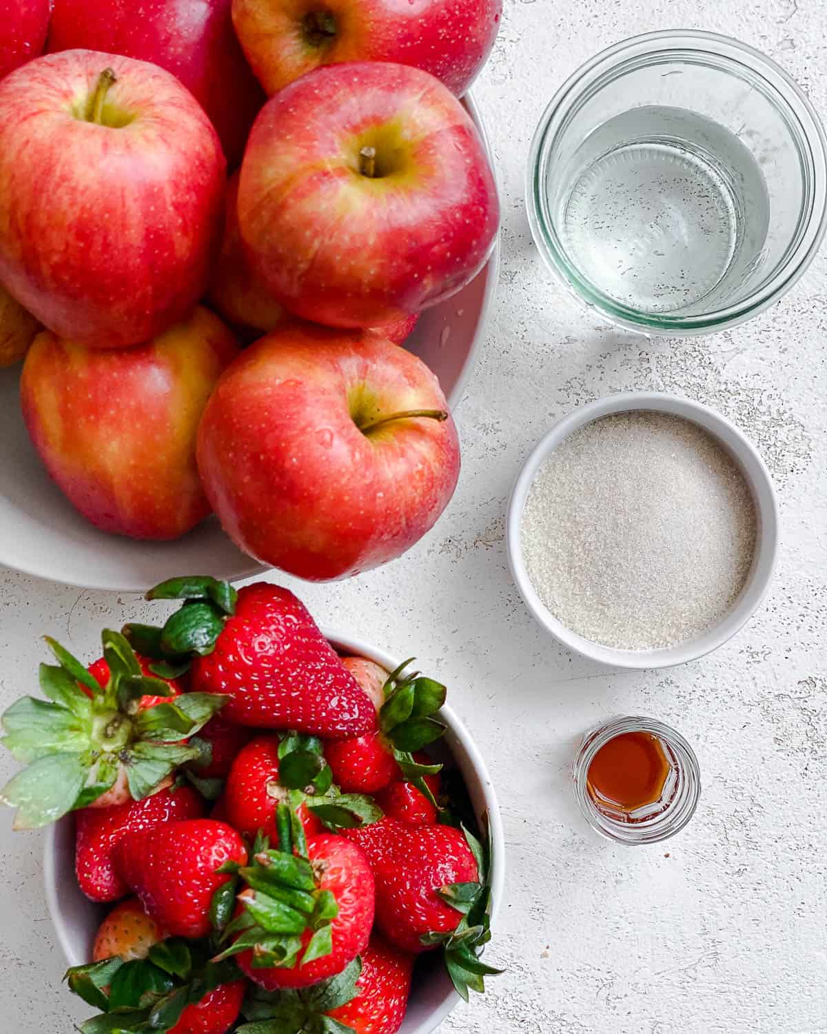 مواد تشکیل دهنده سس سیب توت فرنگی آسان با یک سطح سفید اندازه گیری شده است