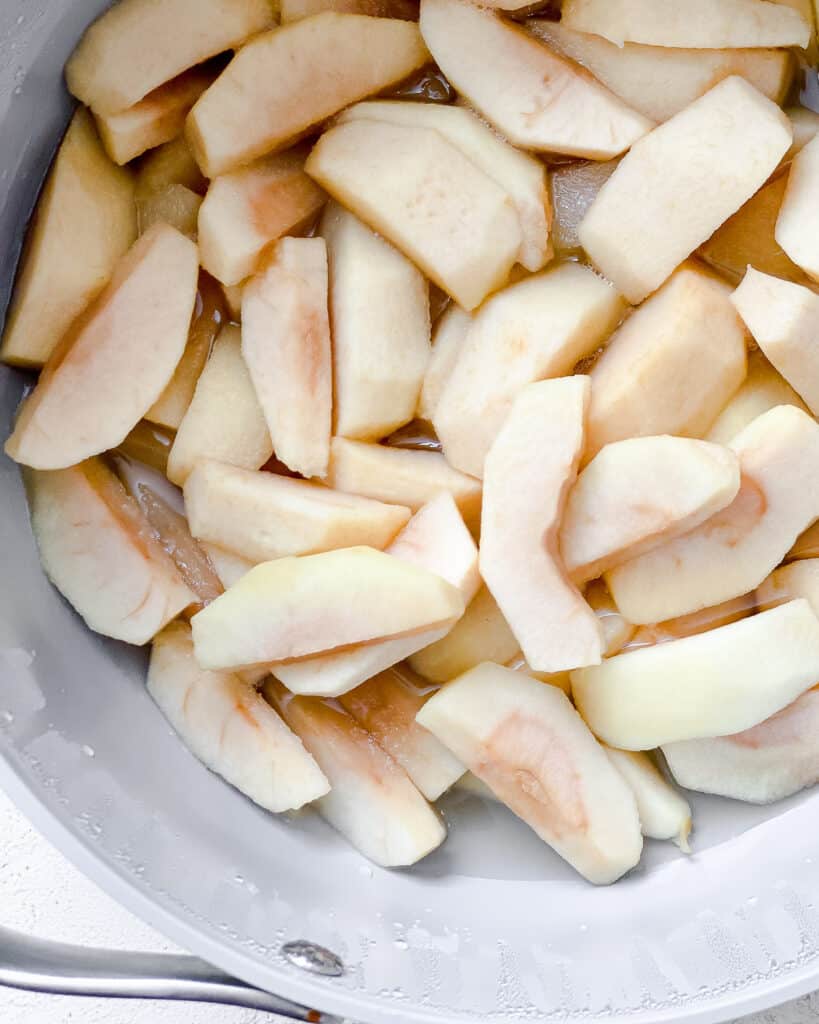 سیب های ورقه شده با افزودن مواد در یک کاسه
