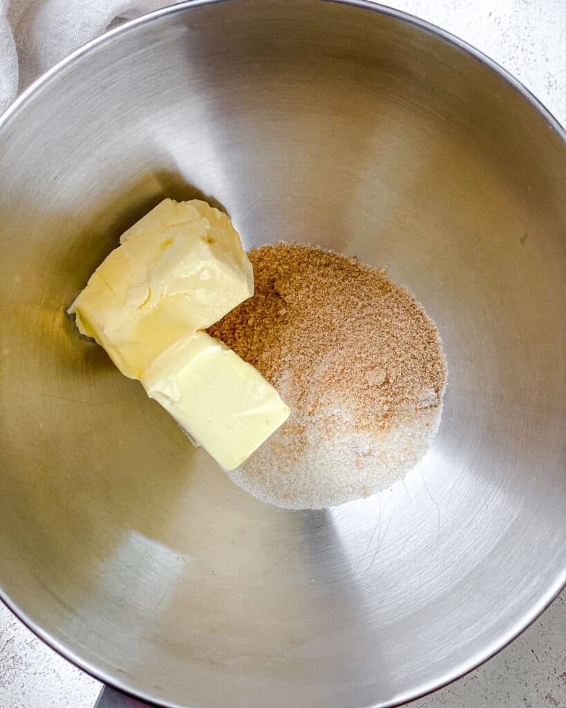 Prozessaufnahme des Hinzufügens von Butter zur Schüssel