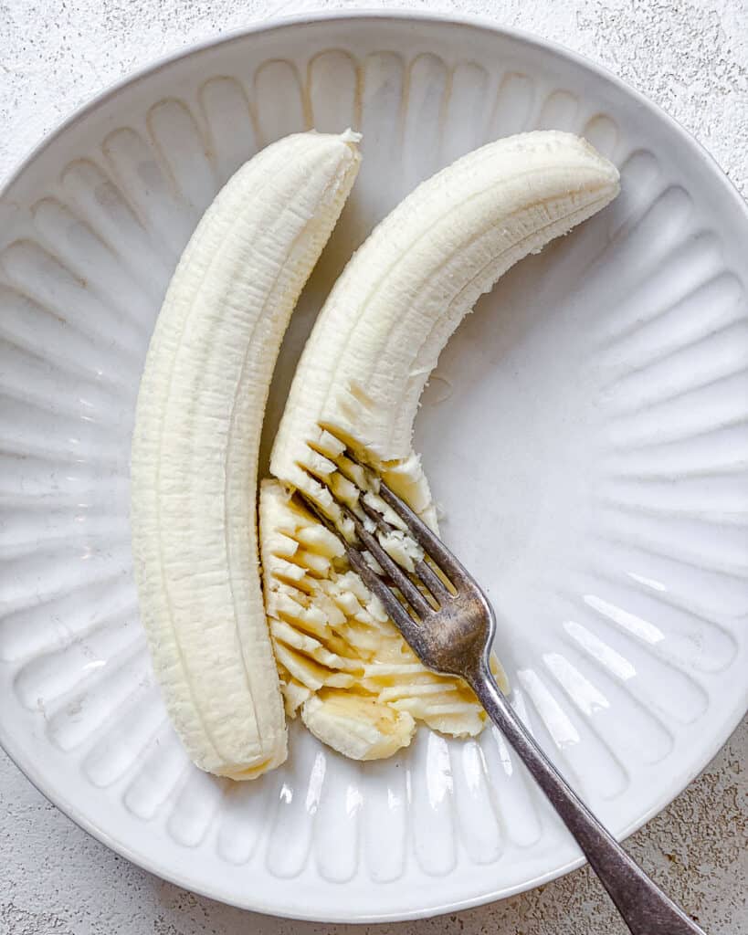 πλάνο επεξεργασίας πολτοποίησης μπανανών για Easy Banana Pancakes με σπανάκι