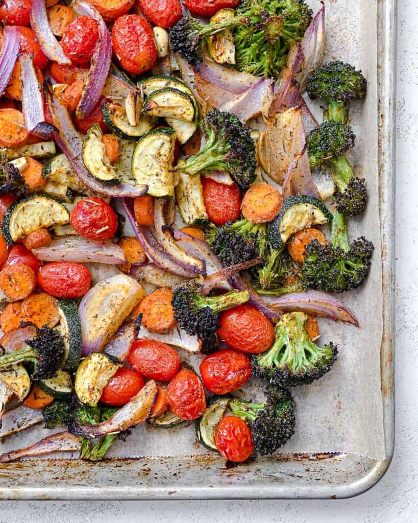 سبزیجات برشته را روی ورقه پخت قرار دهید