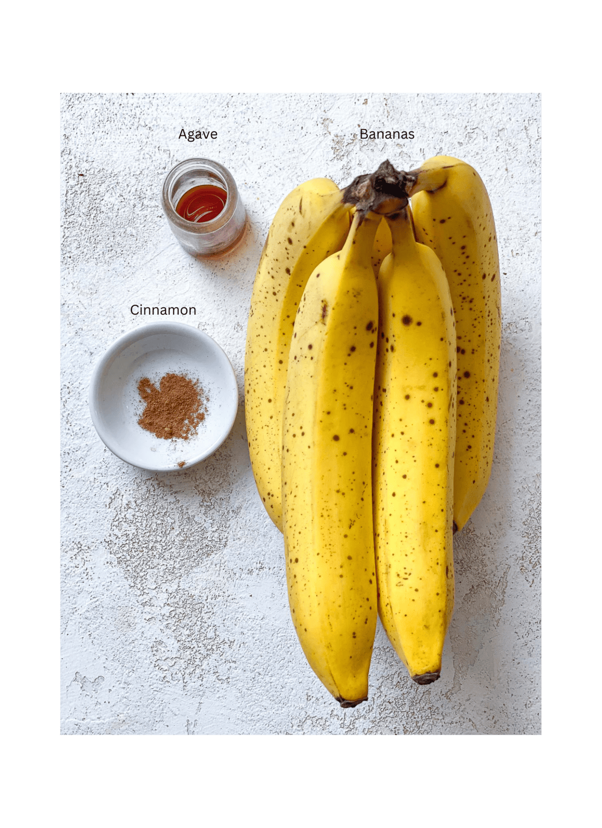 συστατικά για Υγιή Μπανάνα Popsicles μετρημένα σε μια λευκή επιφάνεια