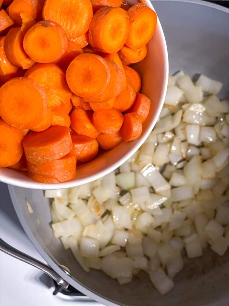 process s،t of adding carrots to pan