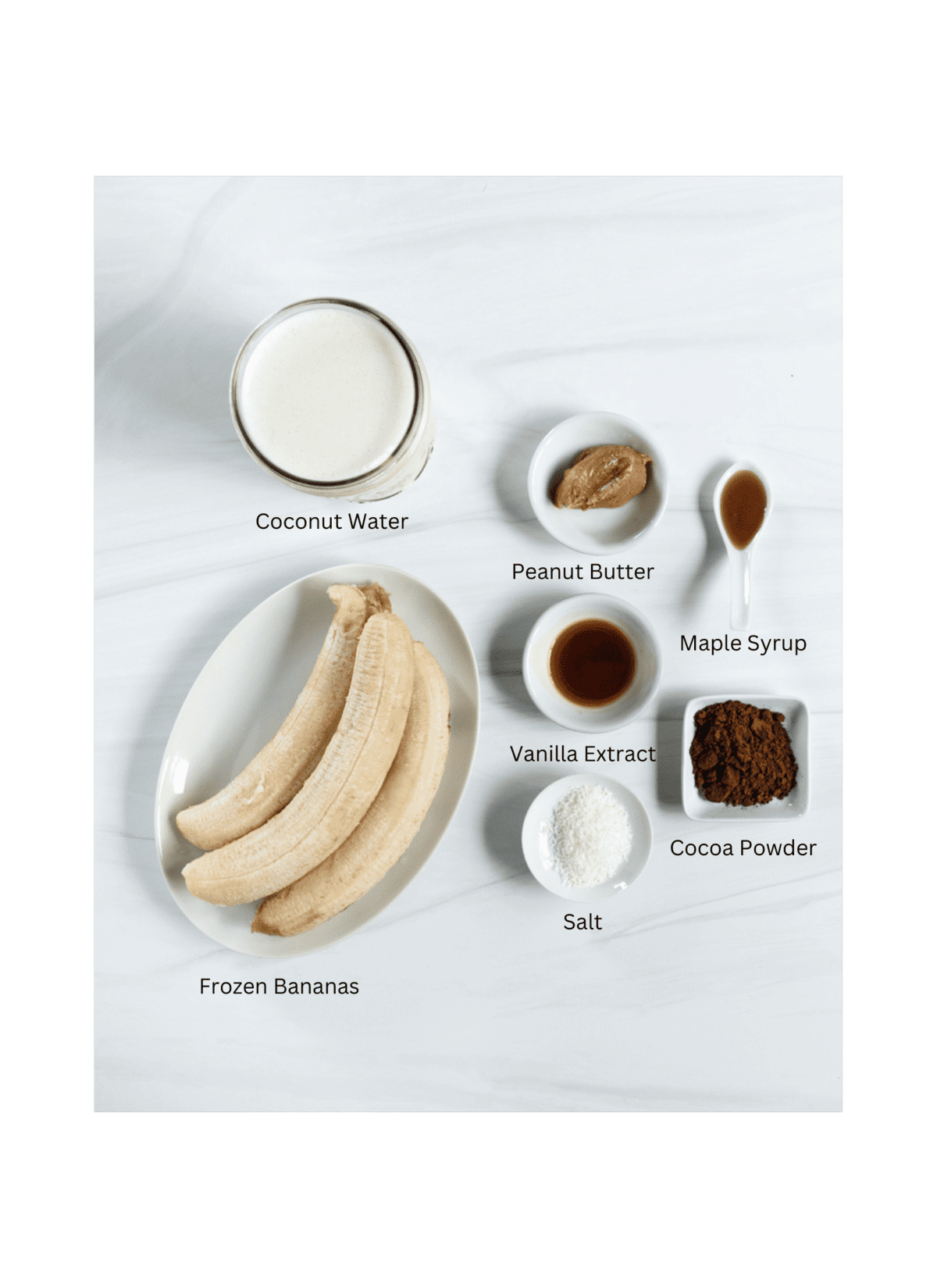 συστατικά για Smoothie μπανάνας με φυστικοβούτυρο σοκολάτας σε λευκή επιφάνεια