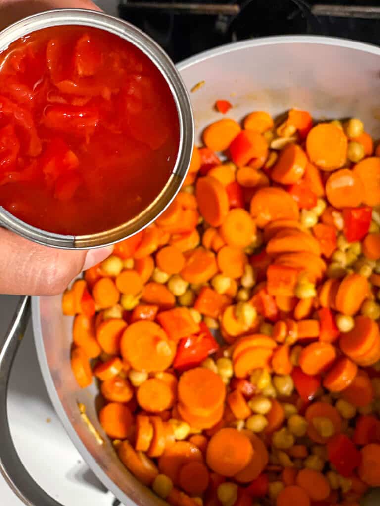 process s،t of tomatoes being added to ،
