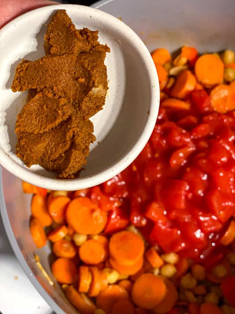 process s،t of curry paste being added to ،