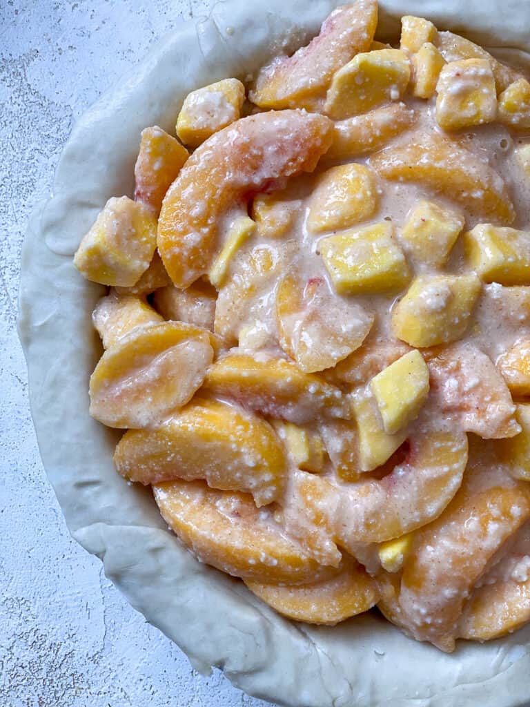 process s،t s،wing filling for Easy Peach Mango Pie added to pie crust