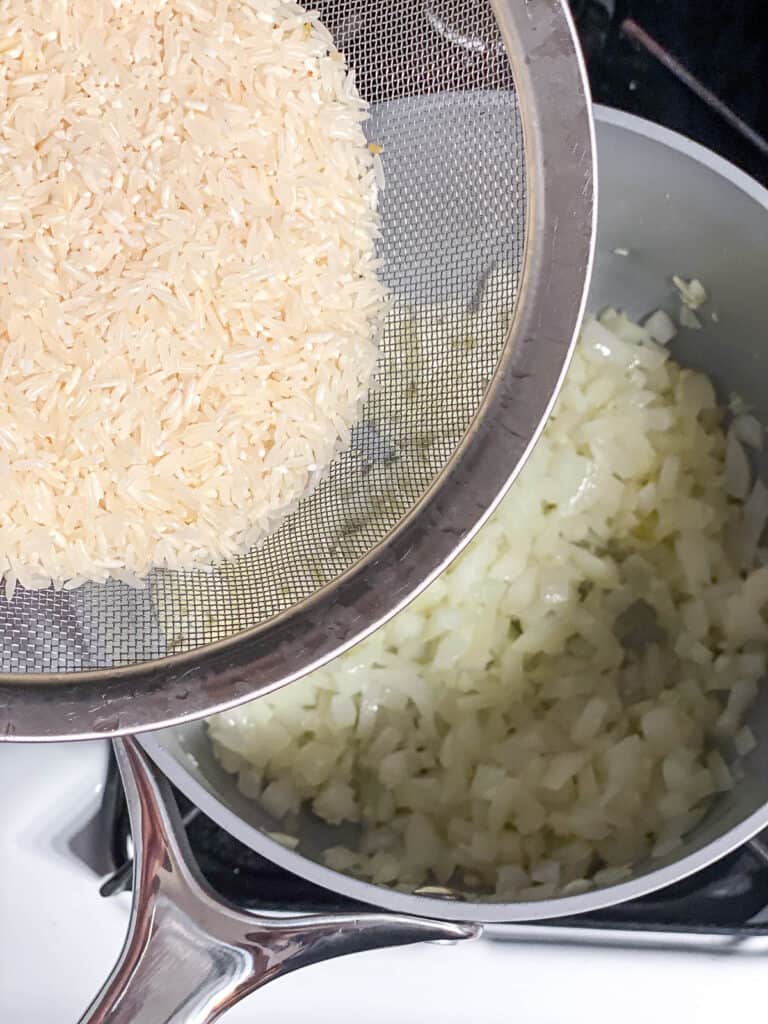 διαδικασία πλάνο της προσθήκης ρυζιού στην κατσαρόλα