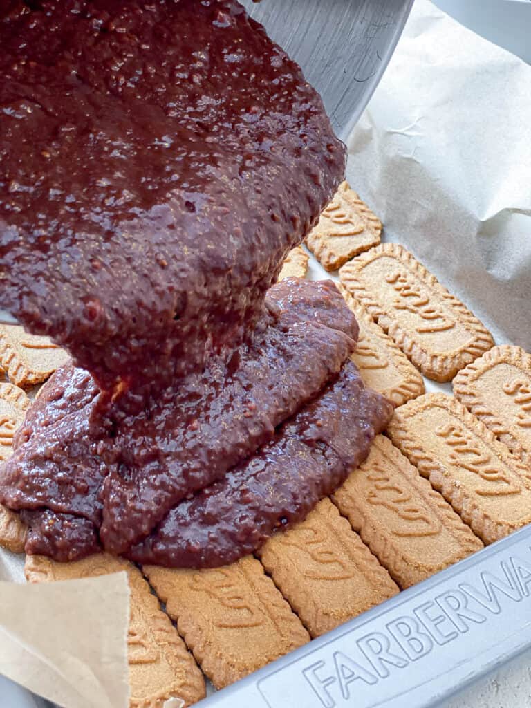 διαδικασία βολής προσθήκης μείγματος σοκολάτας σε μπισκότα μπισκότα