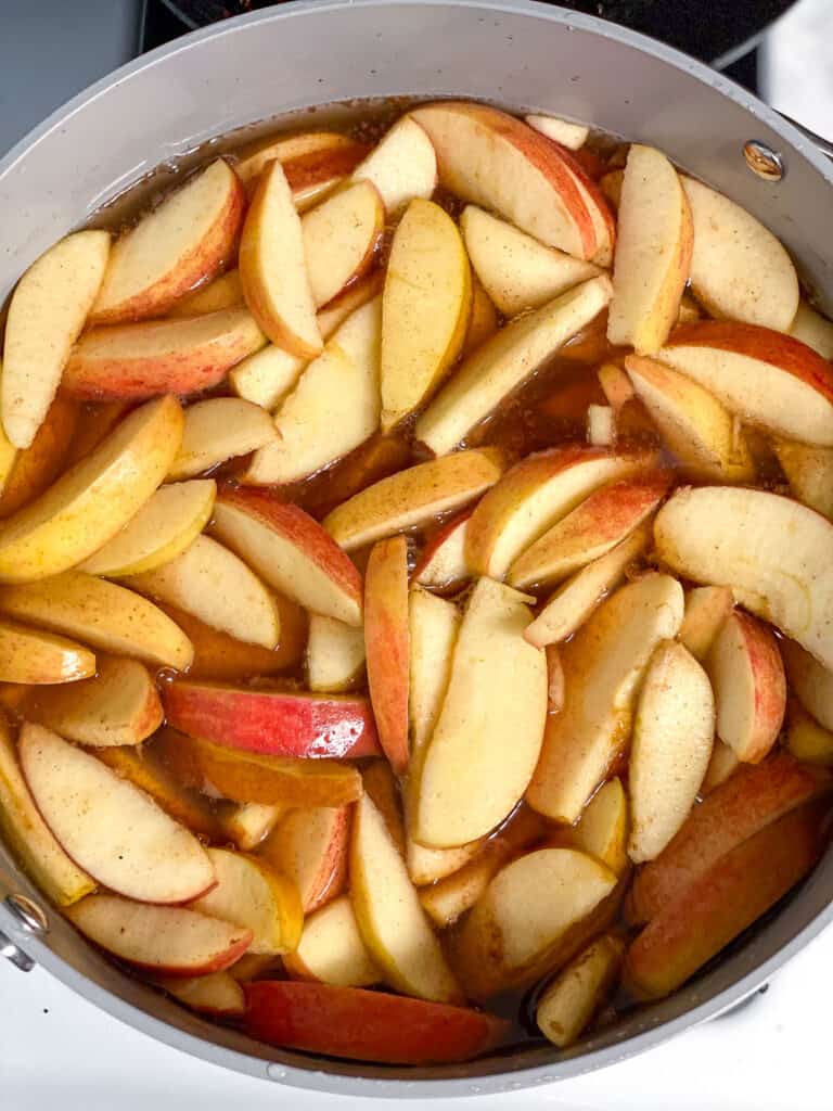 mixed apple and ،es in a bowl