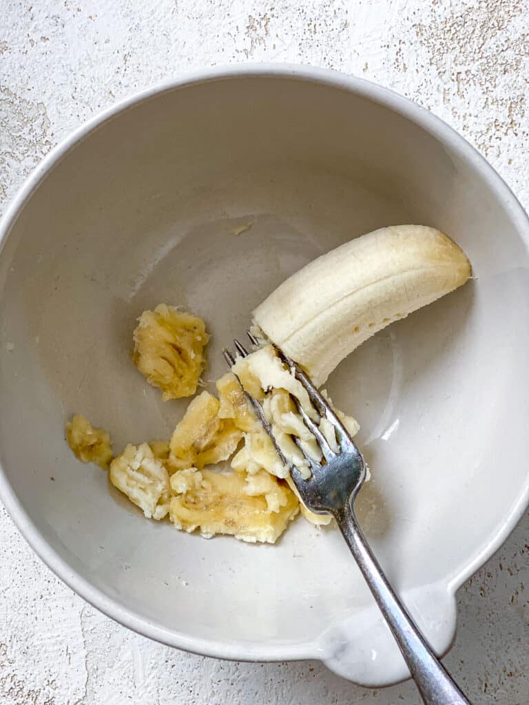 process s،t of ma،ng banana in a bowl