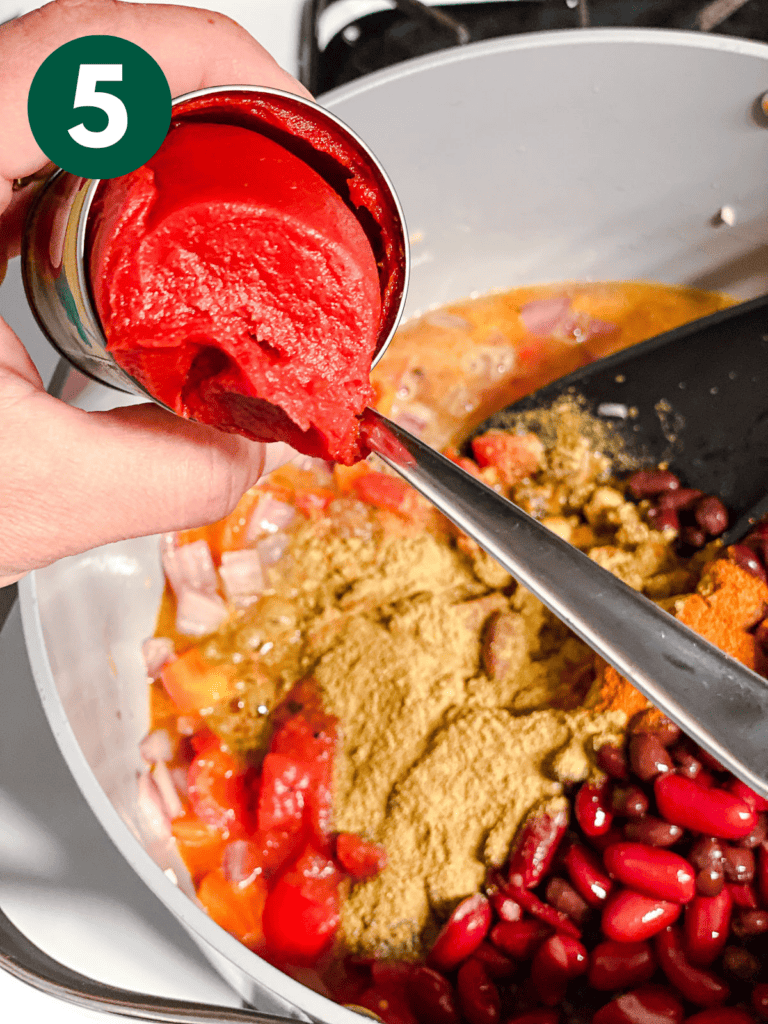 process s،t of adding tomato paste to pan