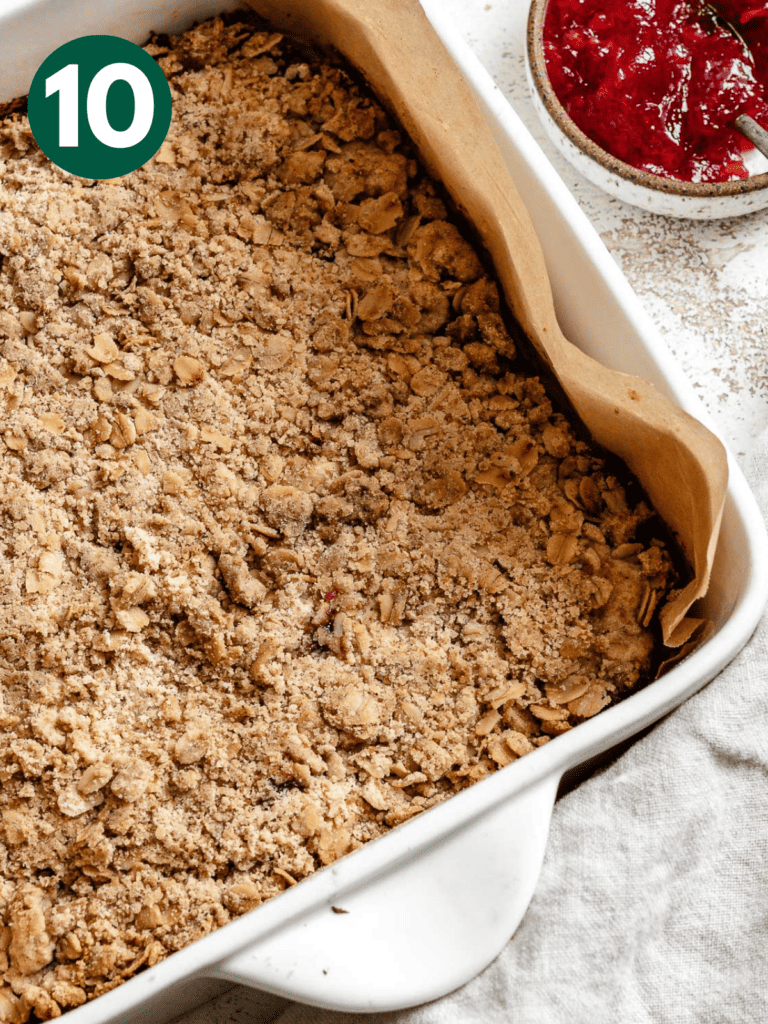 process s،t s،wing post-baked Easy Strawberry Oatmeal Bars in baking dish
