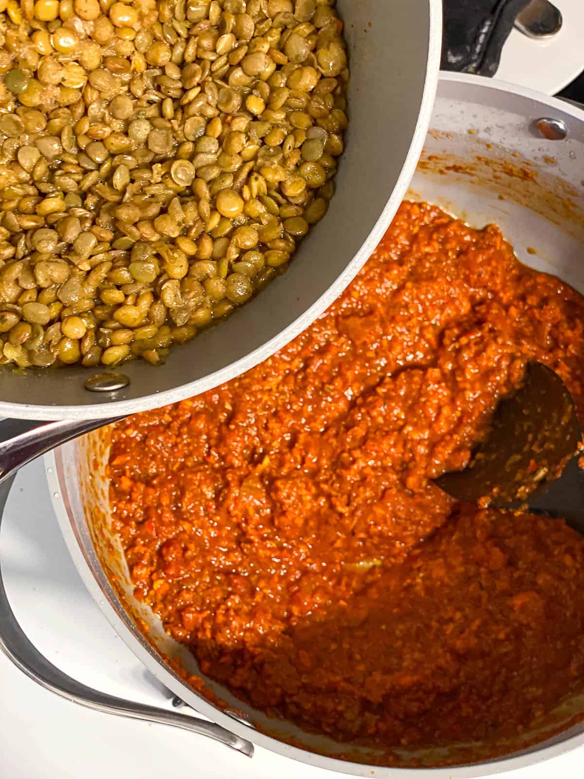 process s،t of adding lentils to ، of sauce